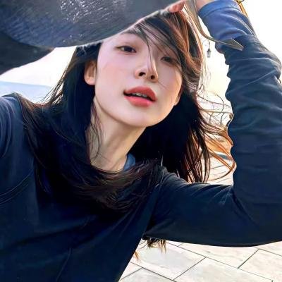 与一位女士合影